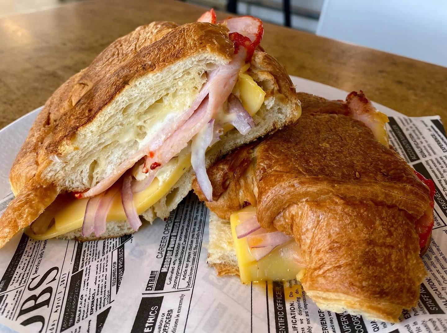 Croissant con jamón, queso y cebolla roja