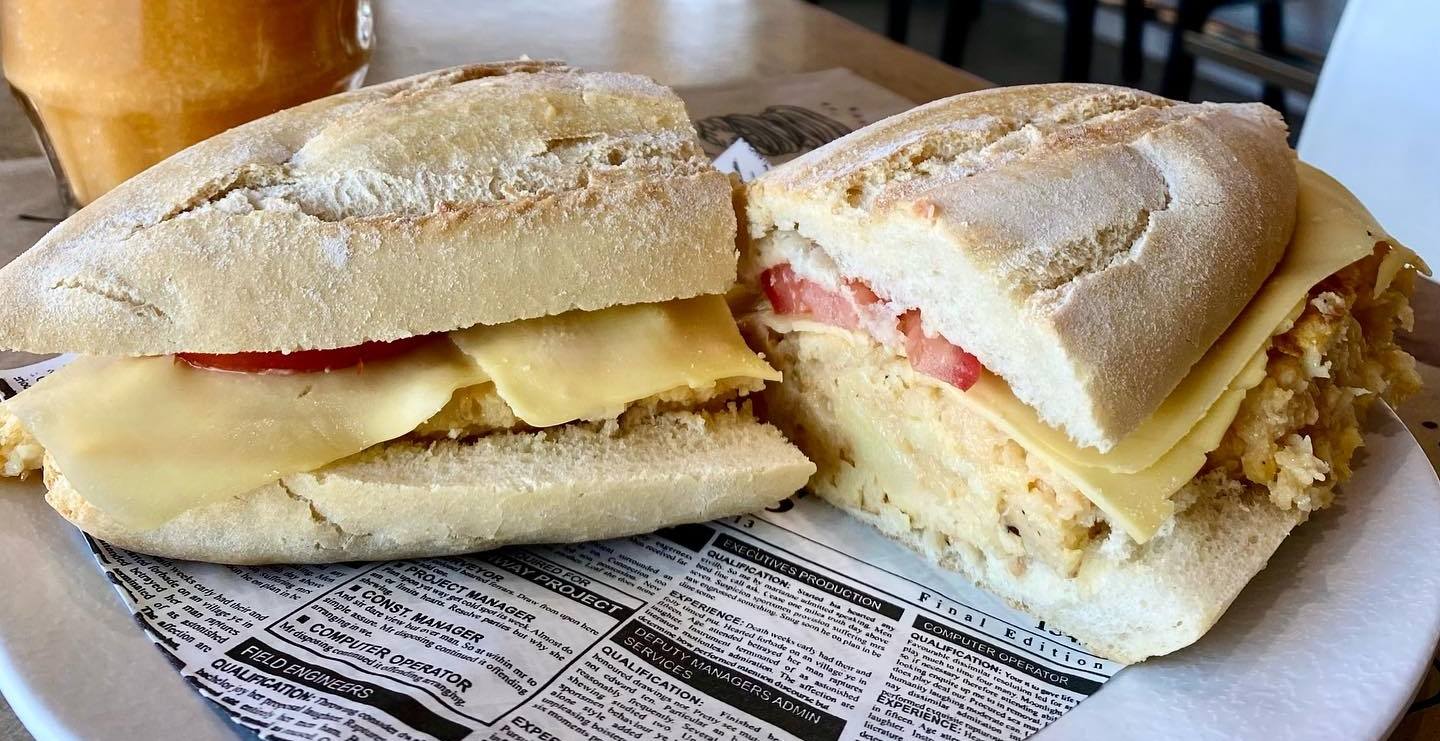 Bocadillo de pan con queso y tomate