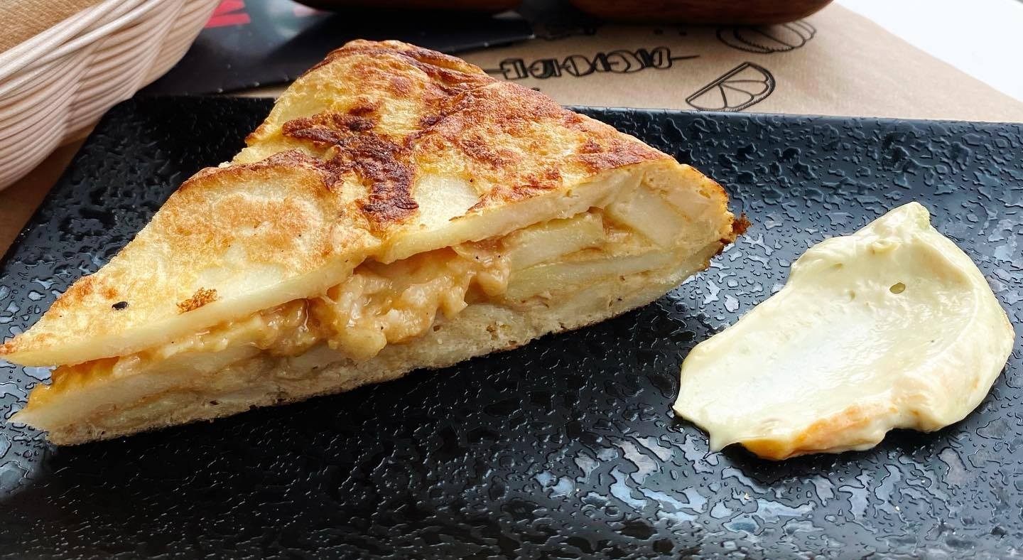 Cuña de tortilla de papas del día con alioli