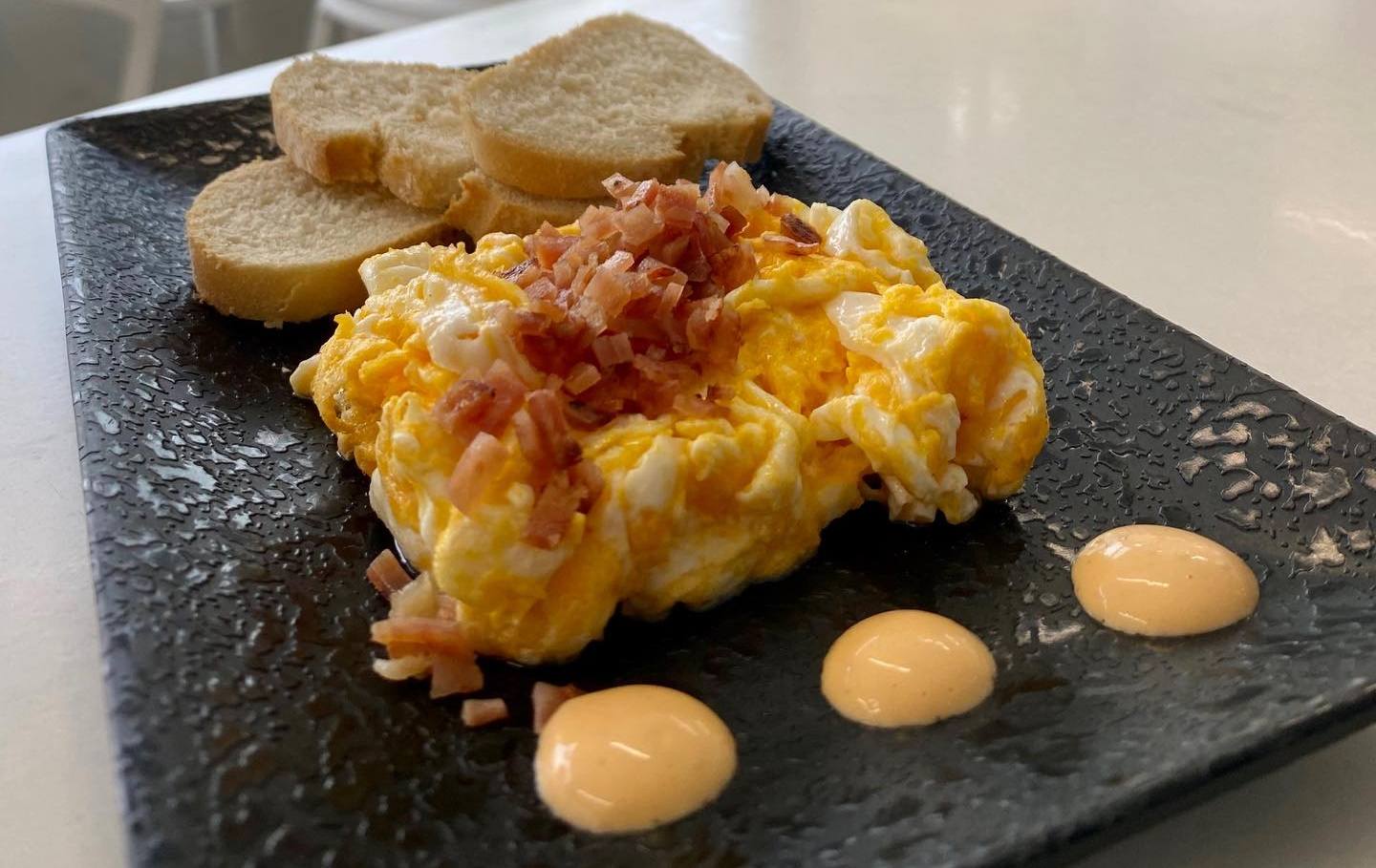 Revuelto con bacón y tostadas